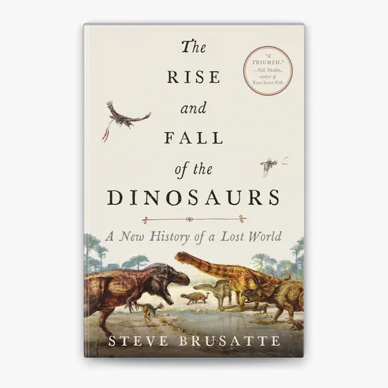 Couverture du livre 'The Rise and Fall of the Dinosaurs' par Steve Brusatte, montrant des dinosaures et oiseaux préhistoriques.