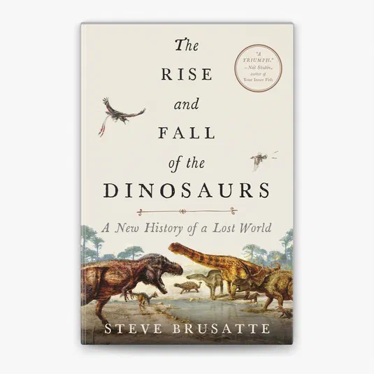 Couverture du livre 'The Rise and Fall of the Dinosaurs' par Steve Brusatte, montrant des dinosaures et oiseaux préhistoriques.
