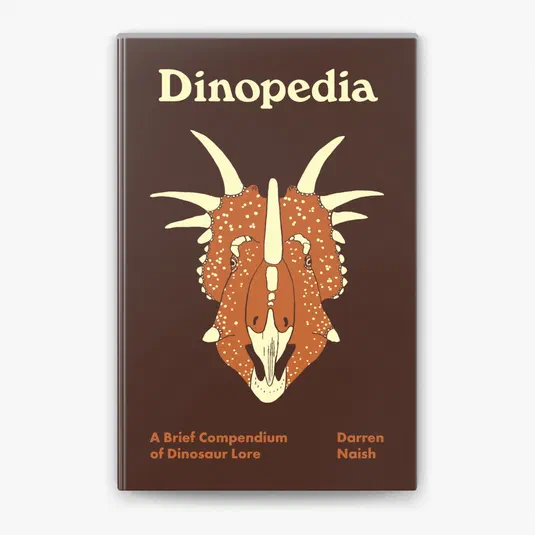 Couverture du livre Dinopedia par Darren Naish avec un dessin de tête de dinosaure à cornes sur fond marron.
