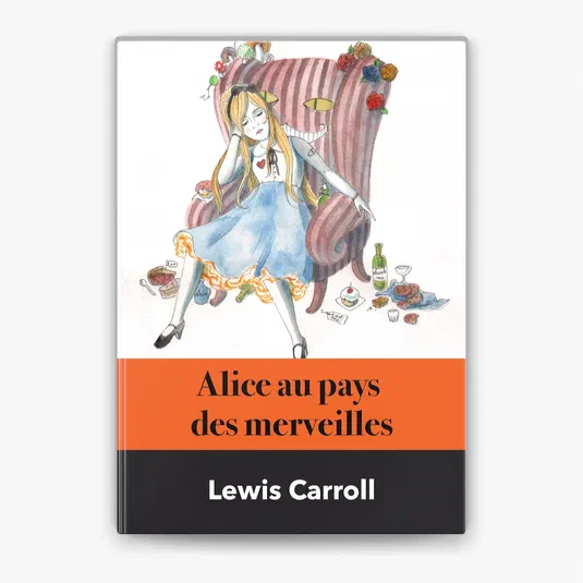 Couverture du livre Alice au pays des merveilles de Lewis Carroll avec une illustration d'Alice assise dans un fauteuil.